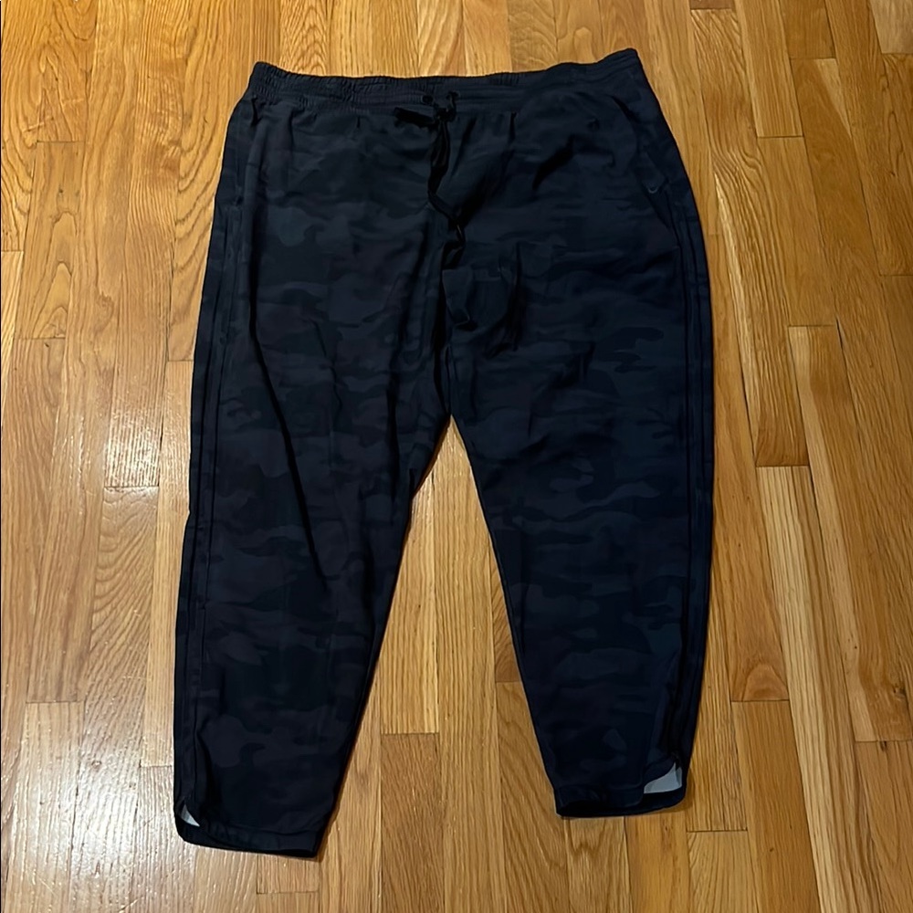 Gap Women’s Black Camo Jogger Pants